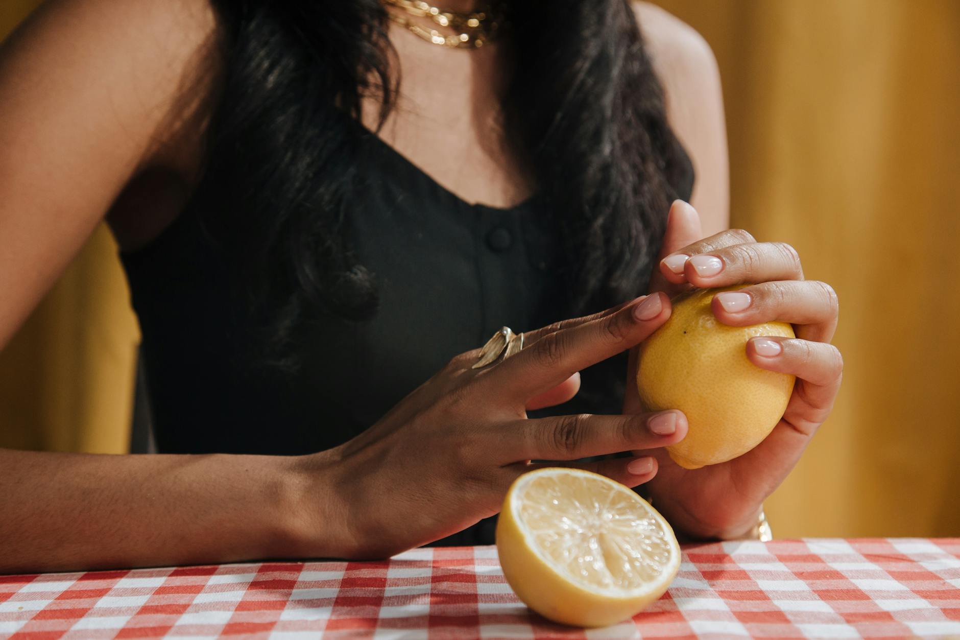 Citrons frais sur fond jaune vif, symbolisant la vitalité et le renouveau