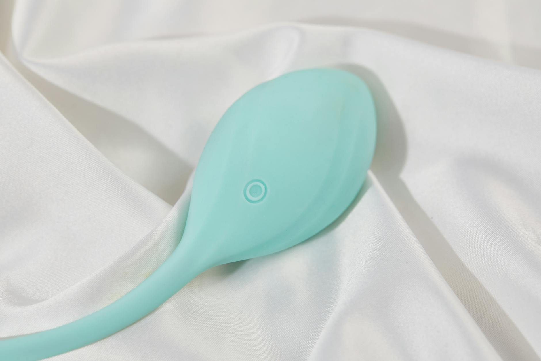 Un vibrateur citron élégant posé sur du tissu blanc doux