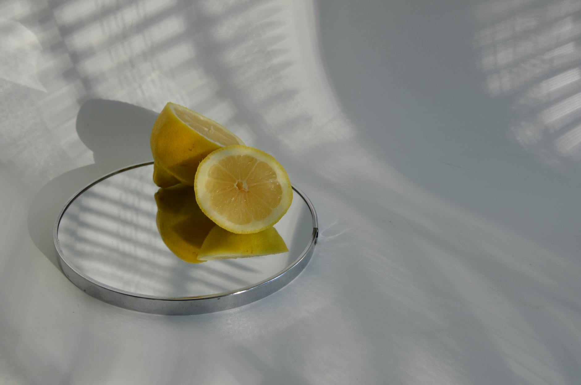 Une variété de jouets sexuels colorés disposés sur une table, symbolisant l'exploration partagée et l'intimité de couple.