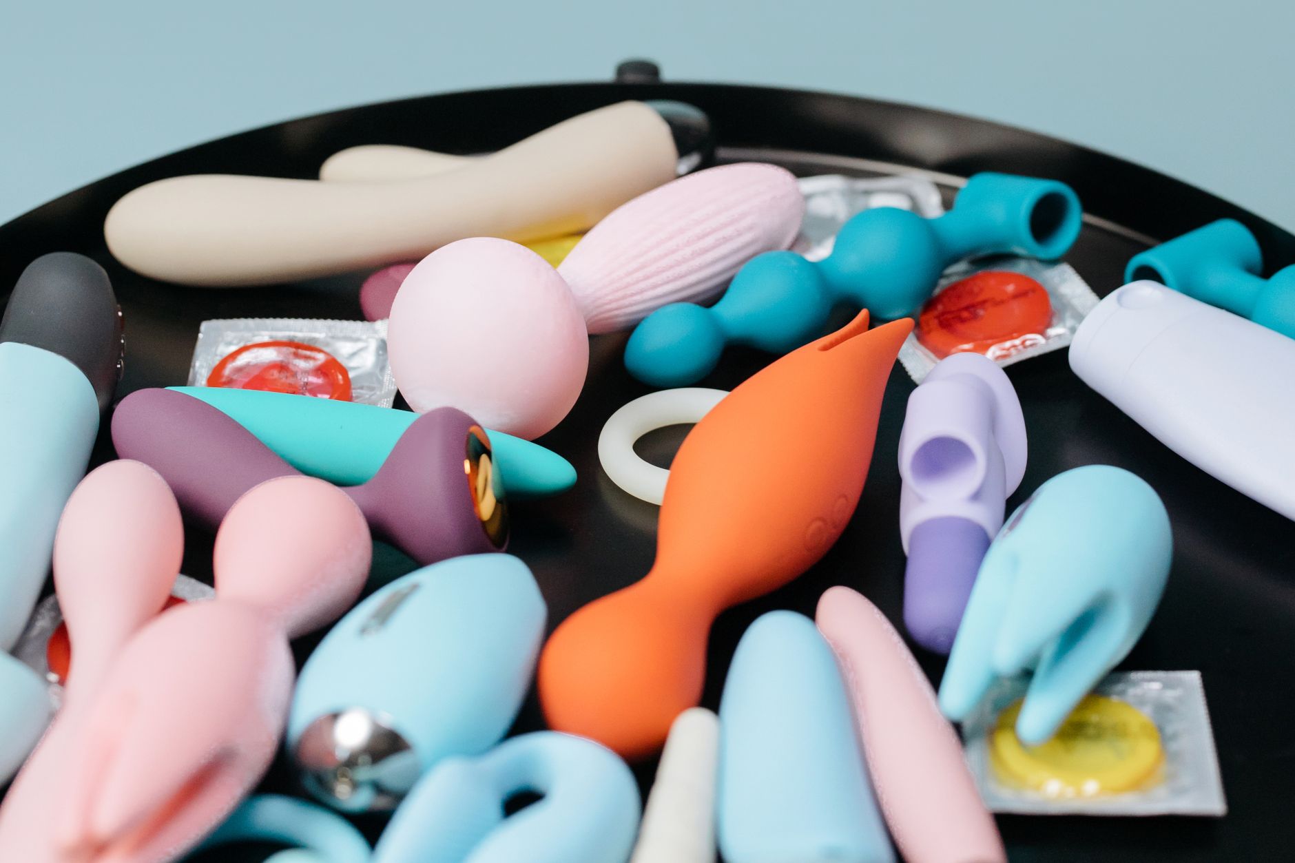 Collection variée de vibrateurs colorés sur un plateau noir