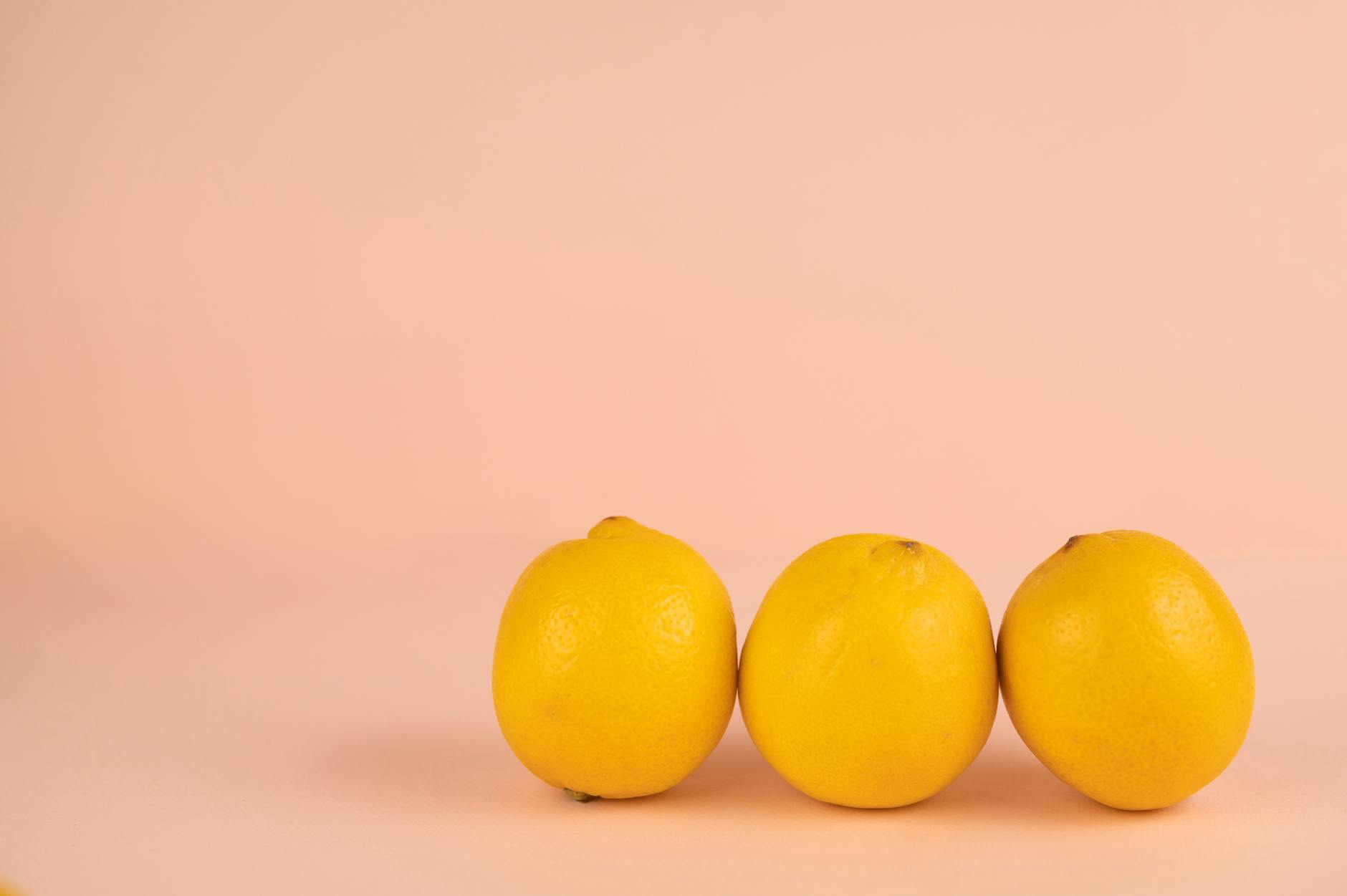 Citrons frais et vibrants posés sur un fond pastel lumineux