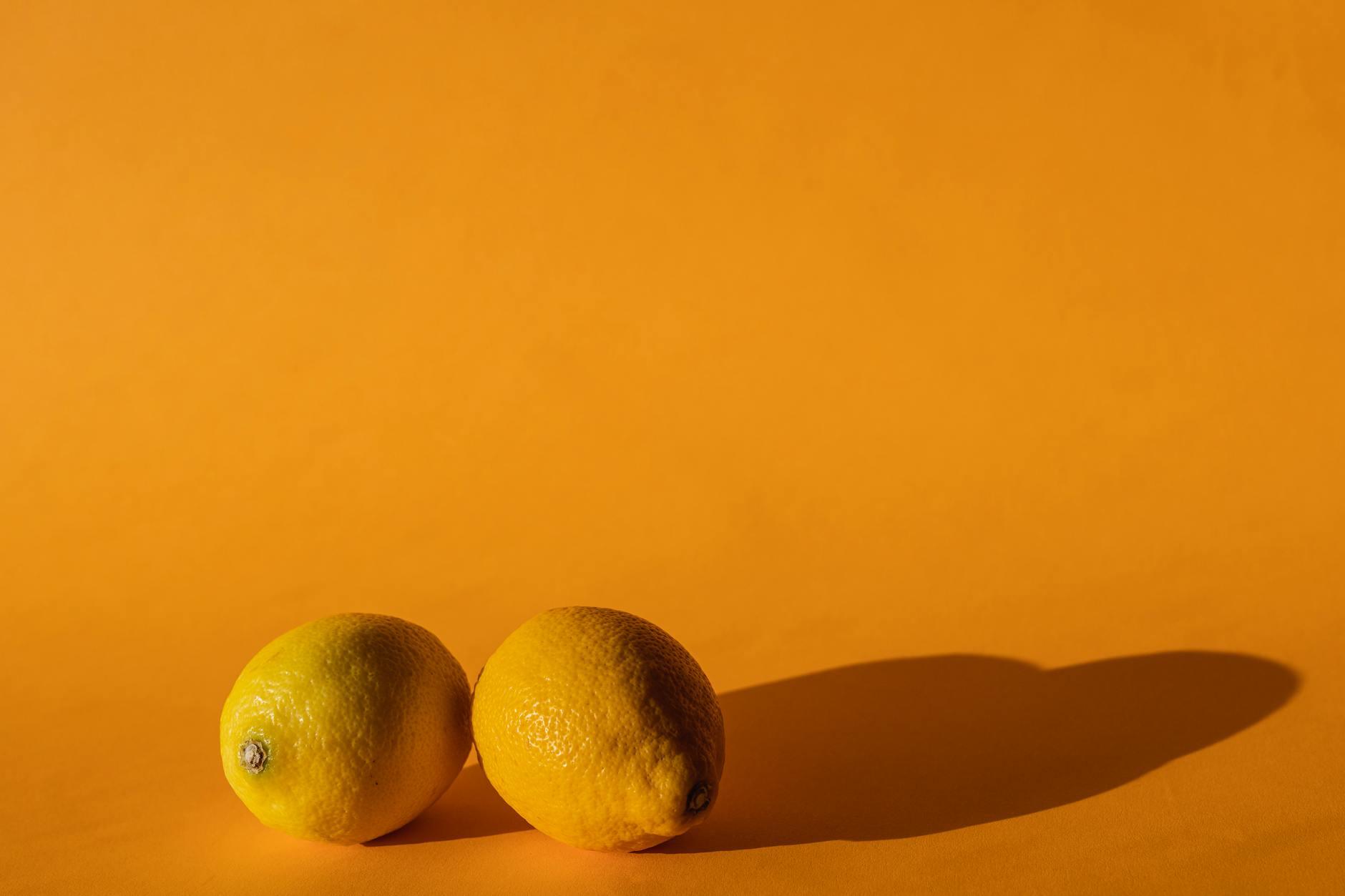 Citrons frais éclatants sur fond jaune vif, symbole de plaisir citronné